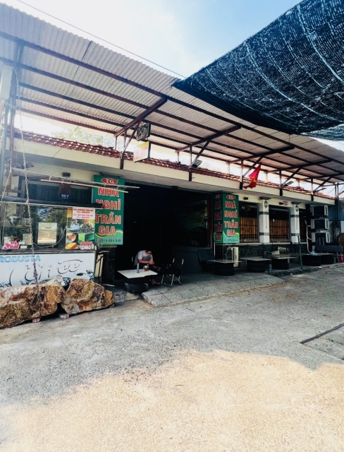 Mặt bằng thoáng mát, có chỗ đậu ôtô và bàn ghế uống nước 